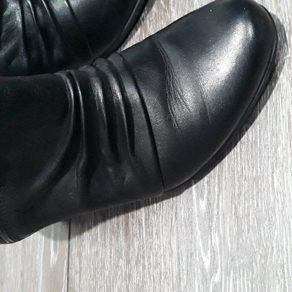 Earth black leather ankle boots. Size 7.5 - Picture 2 of 11